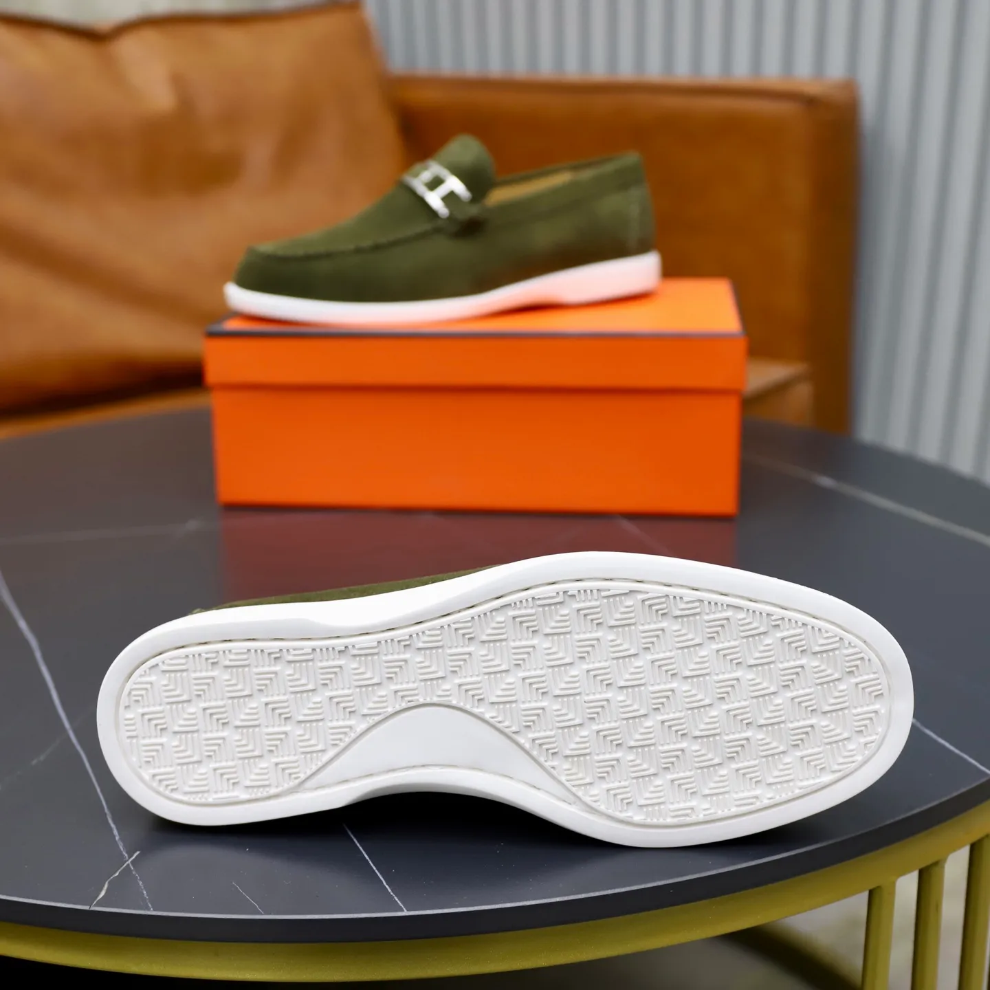 Ex-factory price: 540💰Hermès/Hermès slip-on men's shoes. This shoe is made of imported cow suede leather, with simple and smooth lines, and a 3CM rubber foam ultra-light sole combined with aerodynamic design! Youthful and fashionable, H button decoration, contrasting leather embellishment on the heel, calf lining to gently wrap your feet, with embossed logo cowhide feet, leather rock strips, casual and urban style, highlighting youthful vitality, sports and leisure version, super versatile Size number: 38-39-40-41-42-43-44 Standard leather shoe size (45 can be customized but does not support returns)
